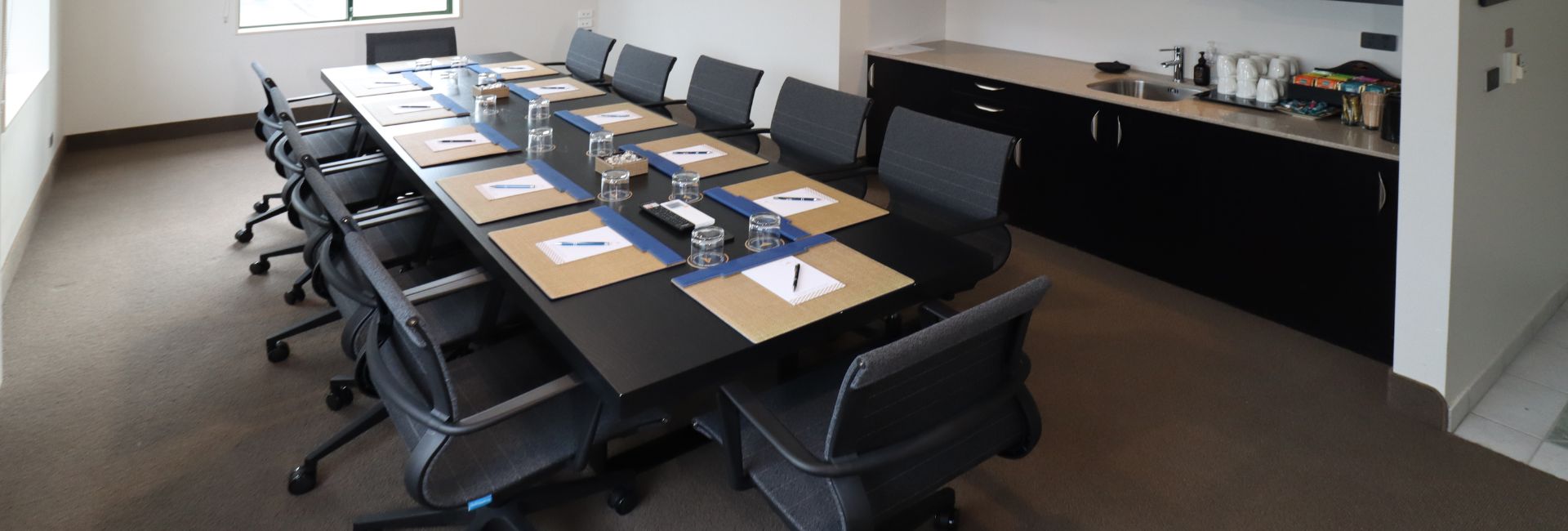 Cartel de «Manuka Boardroom Hero»